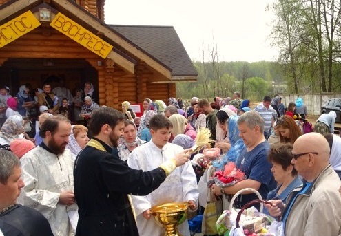 Освящение куличей и пасхальные богослужения в храмах Московского