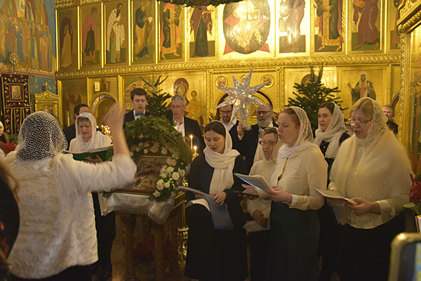 В храме св. Тихона хоры исполнили рождественские колядки